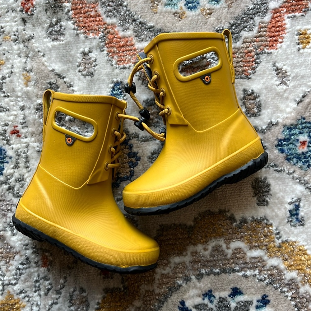 Bogs kids Amanda Plush yellow boots. Size 10